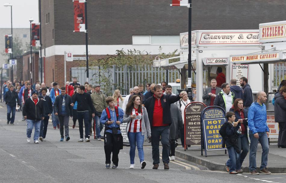 Ancora in Inghilterra: in un clima di massima serenit, famiglie di tifosi si apprestano a entrare allo stadio, poco prima di Sunderland-West Ham United (Action Images)